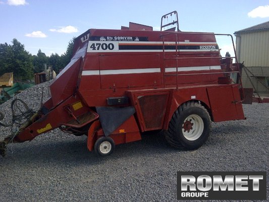 Square baler Hesston 4700 - 1