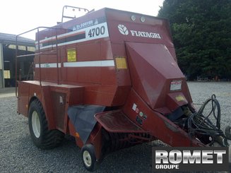 Square baler Hesston 4700 - 1